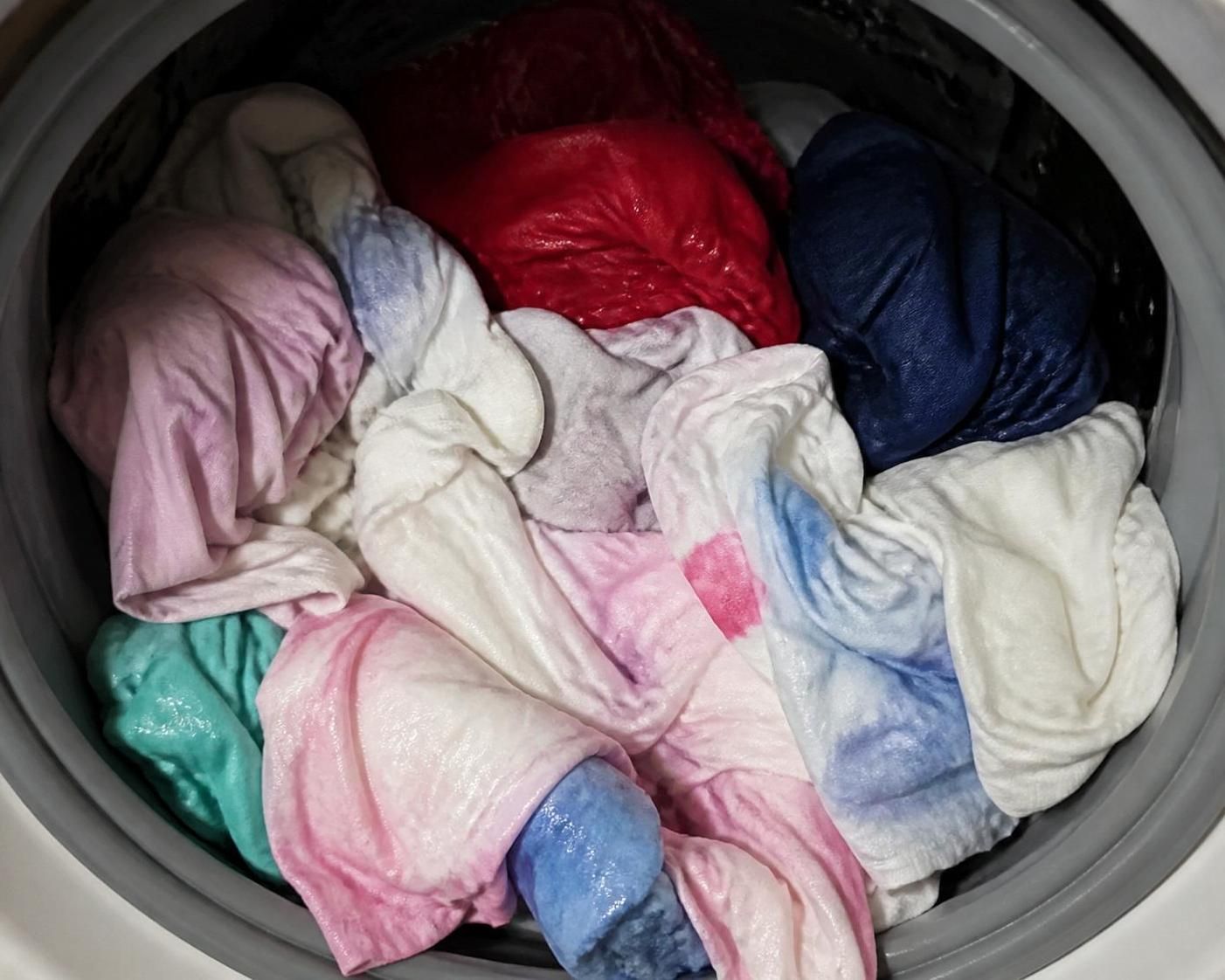 découvrez l'astuce de grand-mère incontournable pour redonner vie à votre linge déteint et retrouver des couleurs éclatantes facilement et naturellement.