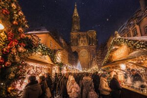 découvrez le marché de noël à strasbourg, une immersion magique au cœur d’une tradition festive pleine de charme, de lumières et de saveurs typiques.