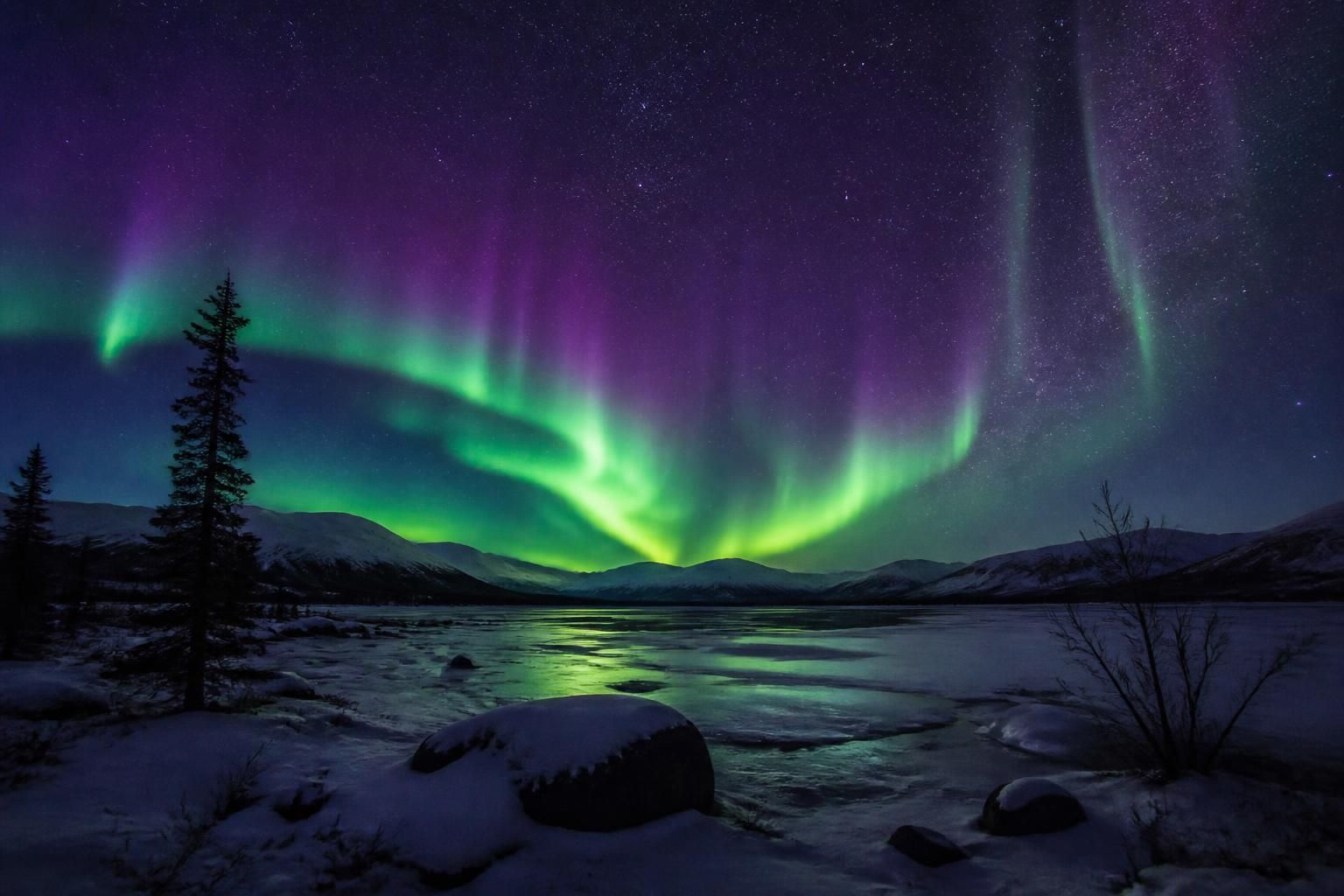 découvrez les mystères fascinants des aurores boréales et explorez comment ces lumières magiques illuminent le ciel nocturne avec des phénomènes naturels étonnants.