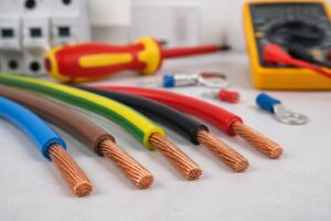 découvrez comment identifier facilement les codes des couleurs des fils électriques pour sécuriser et réussir vos installations électriques maison.