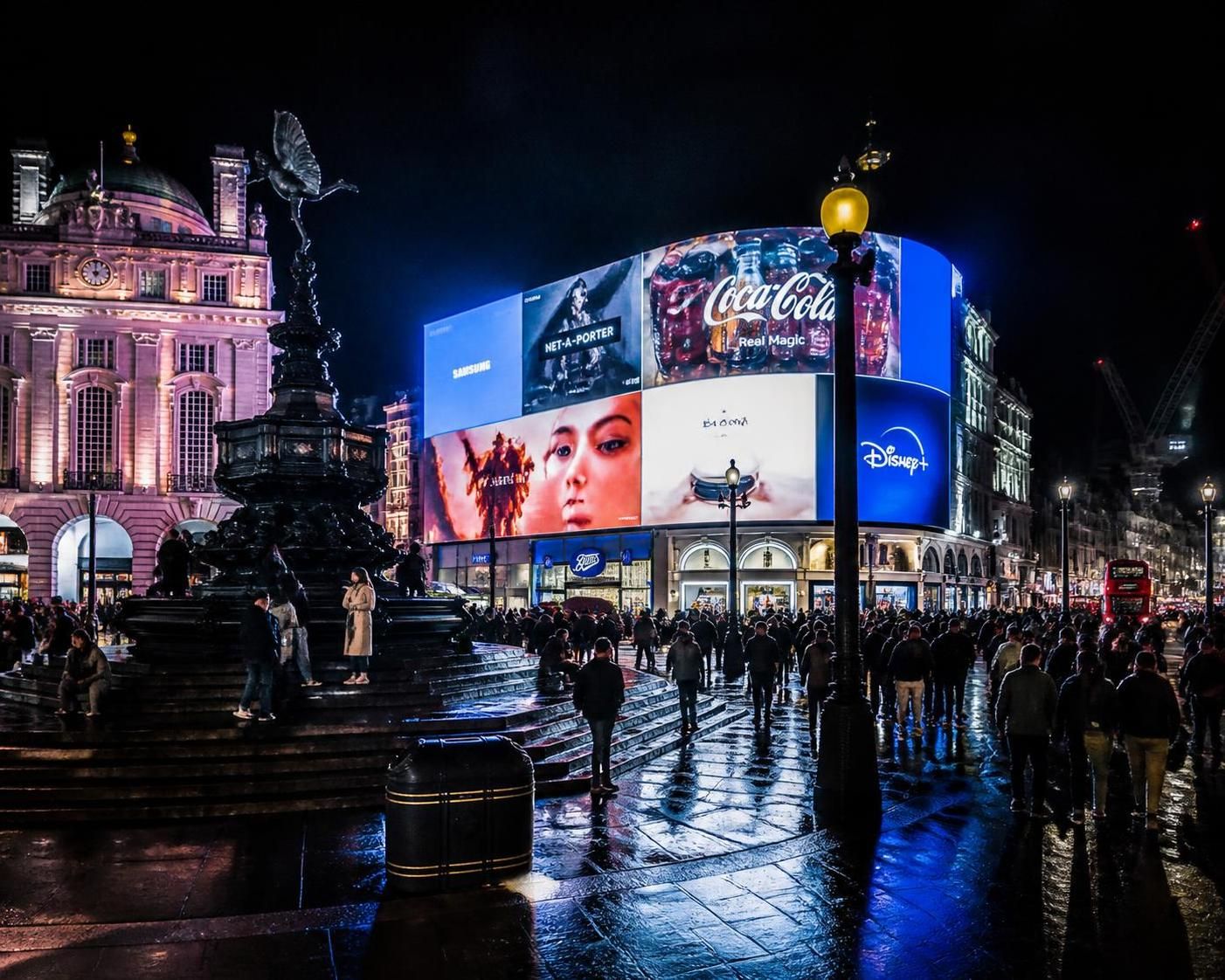 découvrez pourquoi piccadilly circus, avec ses lumières éclatantes et son ambiance unique, captive les visiteurs du monde entier et incarne le cœur vibrant de londres.