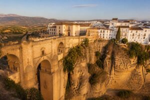 découvrez ronda, joyau andalou perché entre falaises, et explorez ses incontournables : ponts spectaculaires, quartiers historiques et panoramas à couper le souffle.