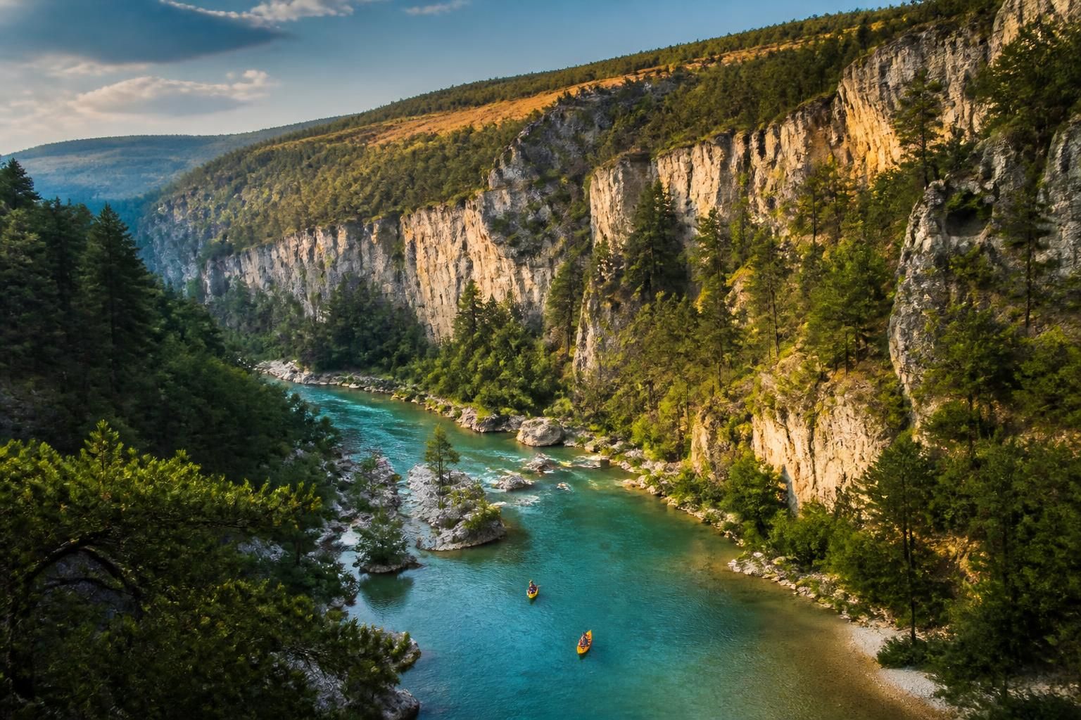 découvrez les meilleures activités à faire dans les gorges du tarn pour une escapade nature inoubliable : randonnée, kayak, escalade et bien plus pour profiter pleinement de ce joyau naturel.