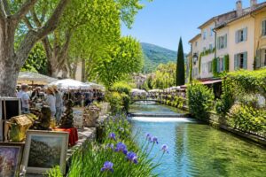 découvrez pourquoi l'isle sur la sorgue charme les passionnés d'art et de nature grâce à ses galeries, ses brocantes uniques et ses paysages enchanteurs.