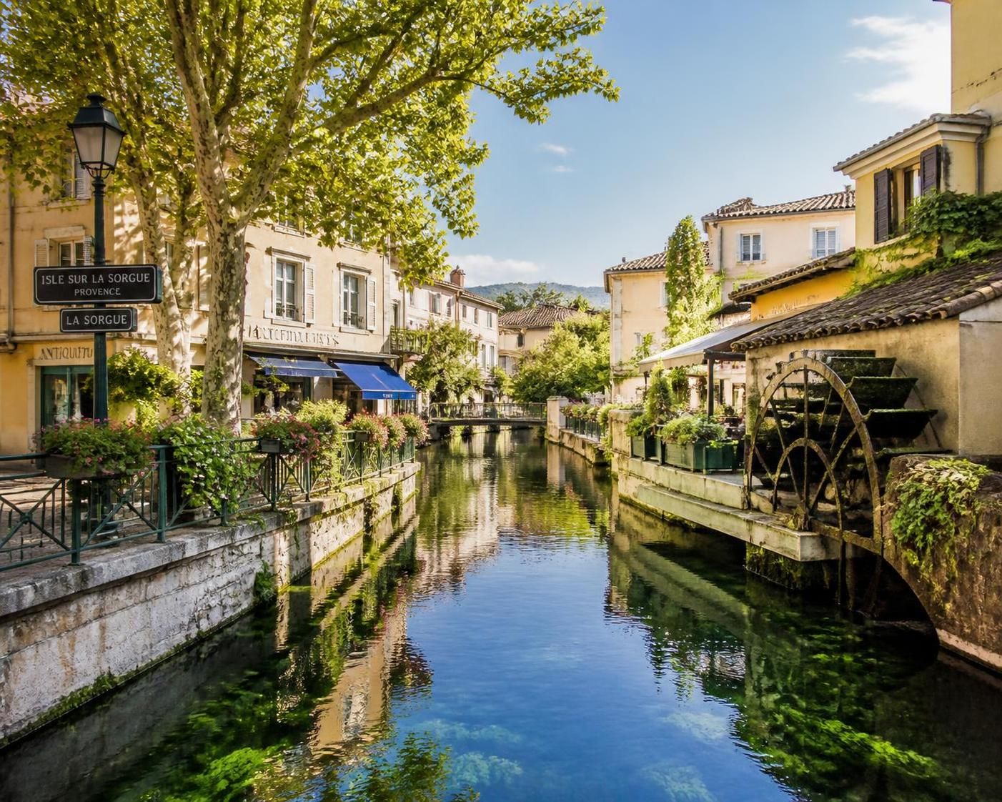découvrez pourquoi l'isle sur la sorgue charme les passionnés d'art et de nature avec ses galeries d'art uniques, ses marchés d'antiquités et ses paysages pittoresques.