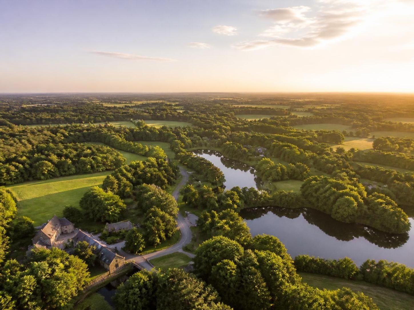 découvrez le domaine des ormes, un joyau breton alliant nature préservée et détente absolue. parfait pour les amoureux de paysages authentiques et de moments relaxants.