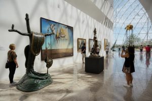 découvrez le musée dali à st petersburg en floride, un lieu unique dédié à l'art surréaliste offrant une expérience immersive au cœur des œuvres fascinantes de salvador dalí.