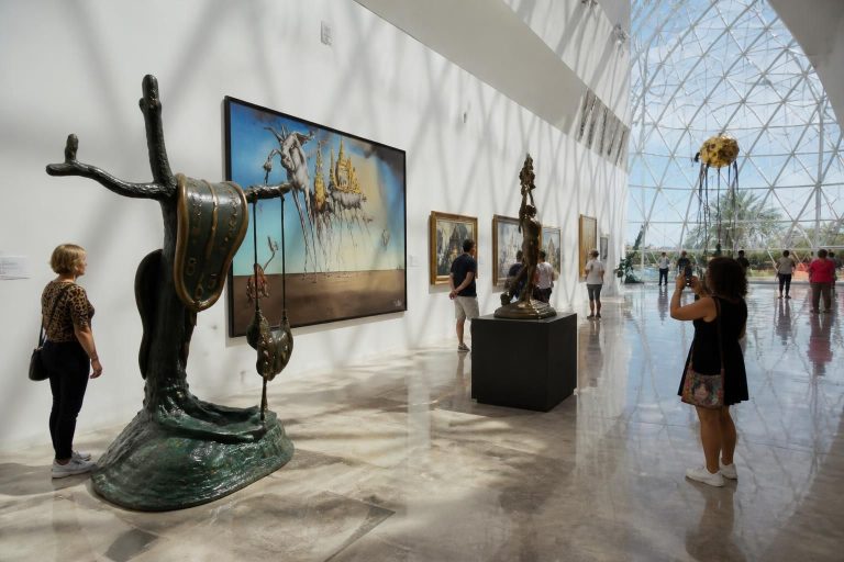 découvrez le musée dali à st petersburg en floride, un lieu unique dédié à l'art surréaliste offrant une expérience immersive au cœur des œuvres fascinantes de salvador dalí.